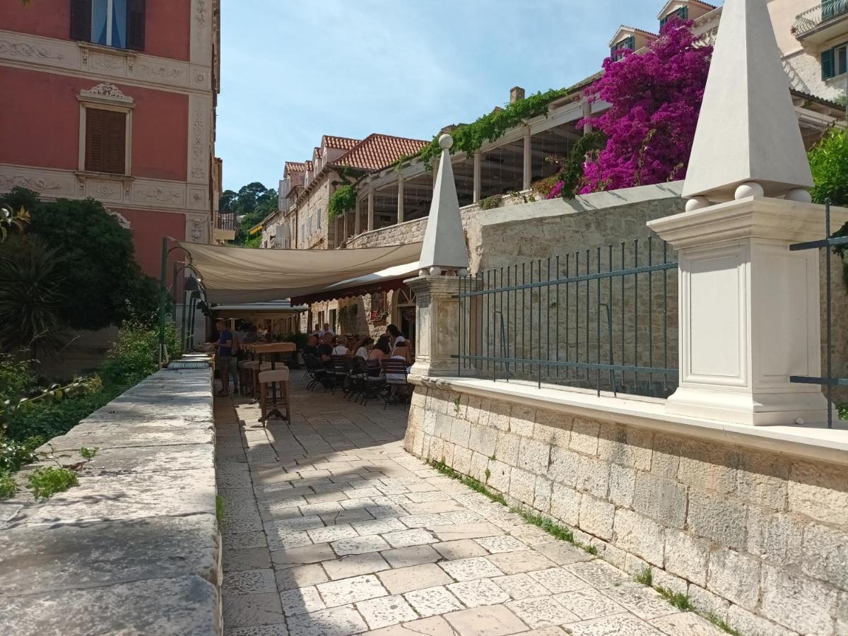 Jesliving Hvar - 2 Bedroom Elegant Apartment With Sea View In Historic Center Of Hvar Town Exterior photo