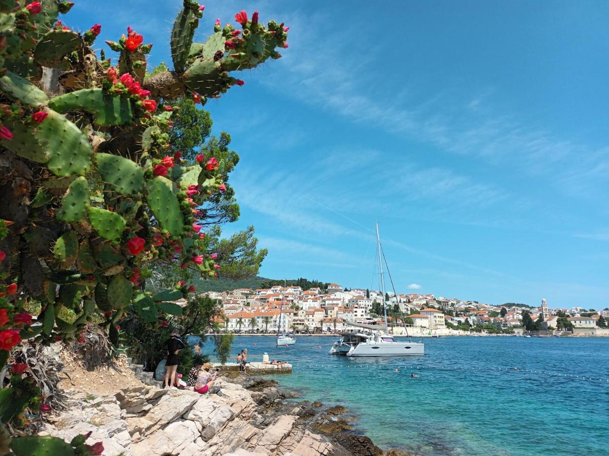 Jesliving Hvar - 2 Bedroom Elegant Apartment With Sea View In Historic Center Of Hvar Town Exterior photo