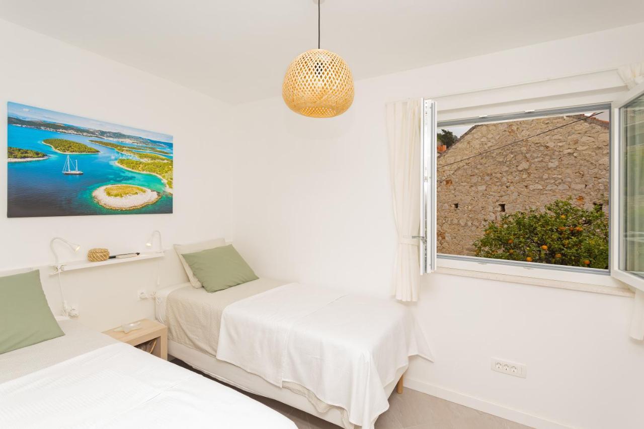 Jesliving Hvar - 2 Bedroom Elegant Apartment With Sea View In Historic Center Of Hvar Town Exterior photo